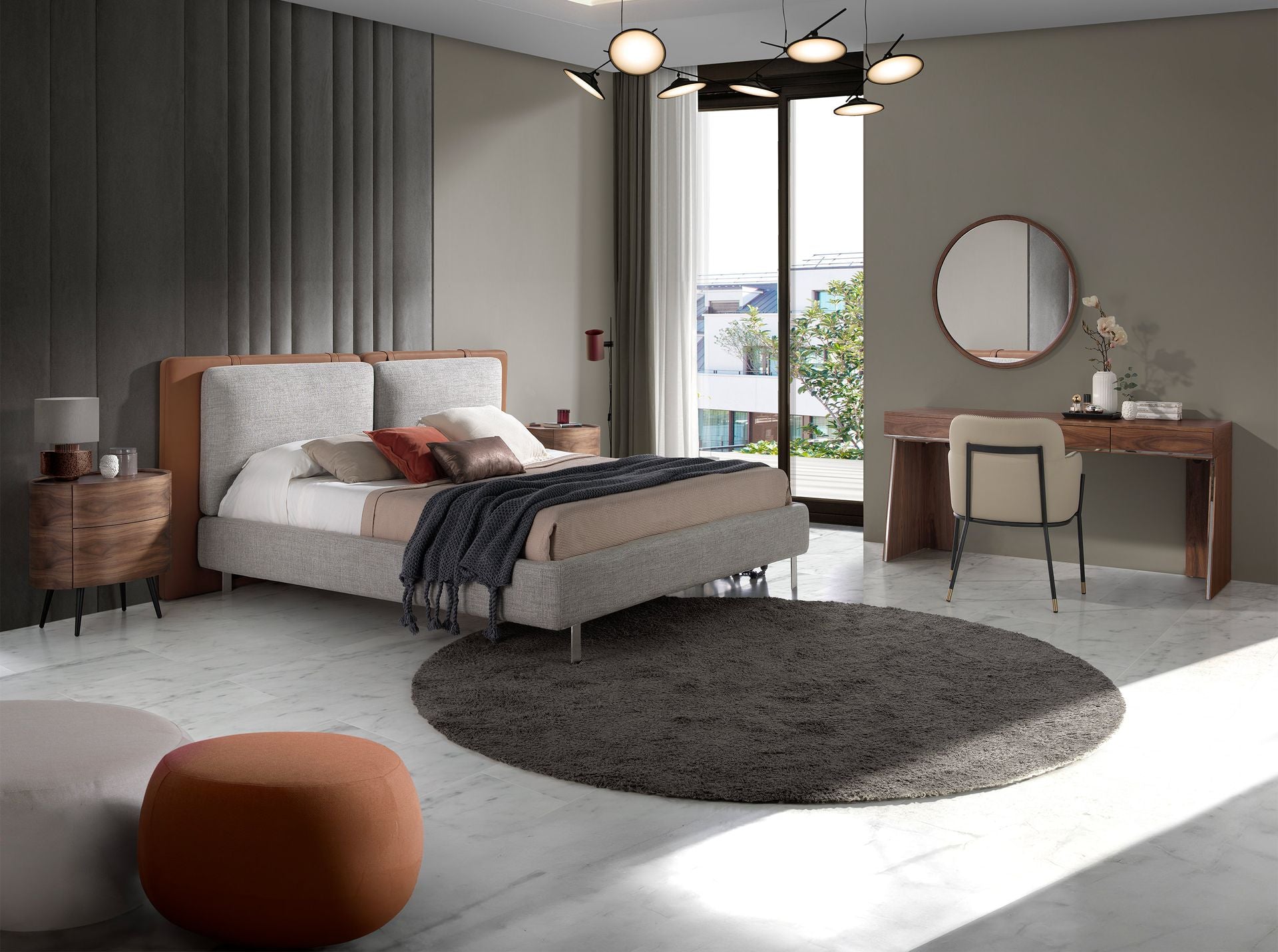 Letto in similpelle marrone e tessuto grigio