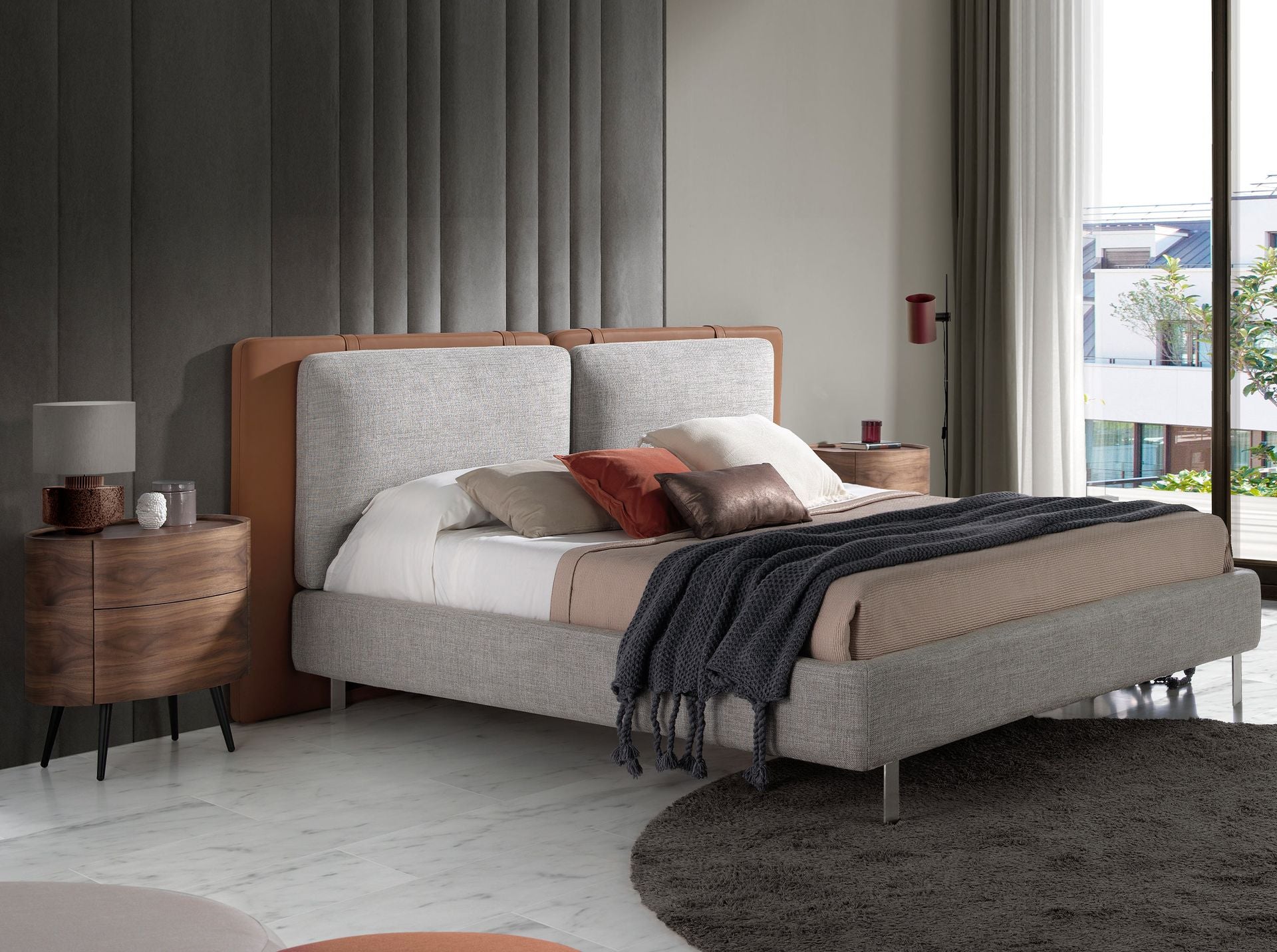 Letto in similpelle marrone e tessuto grigio