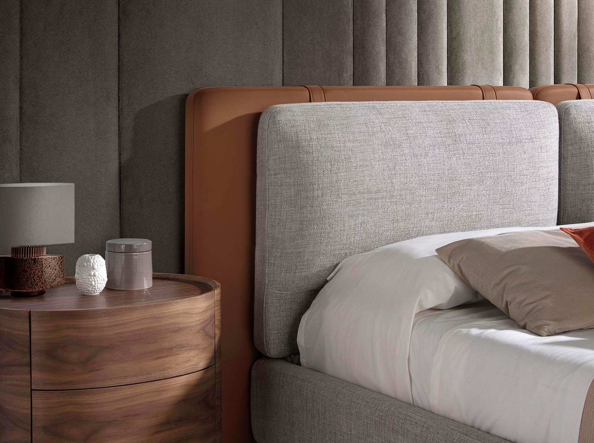 Letto in similpelle marrone e tessuto grigio