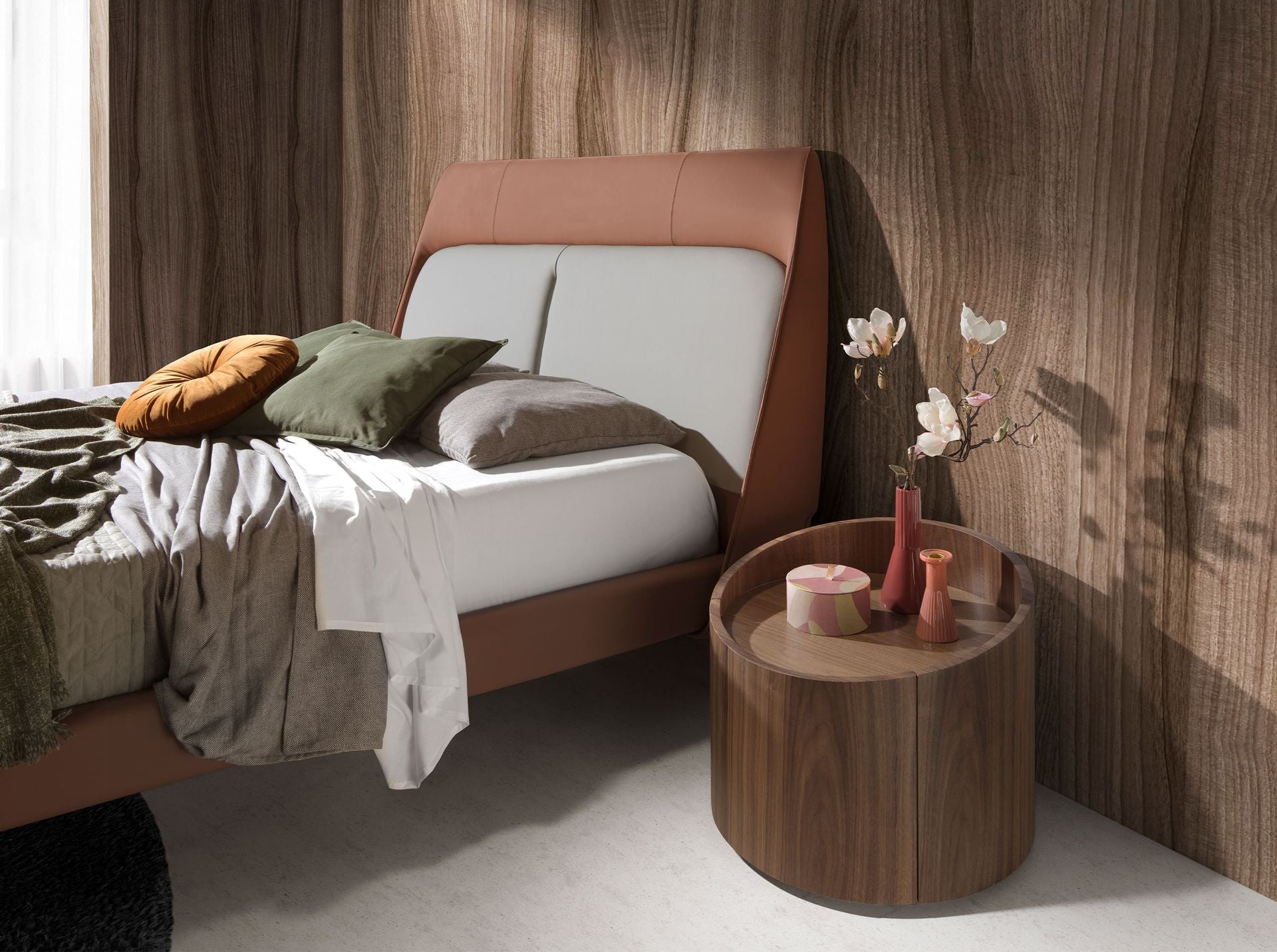 Comodino in noce e acciaio nero