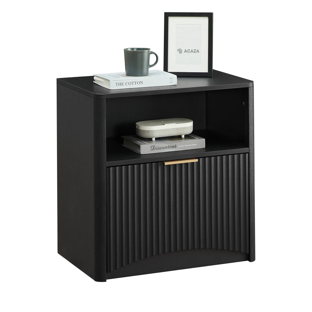 Comodino moderno in truciolare nero con cassetto aperto, maniglia dorata e design scanalato