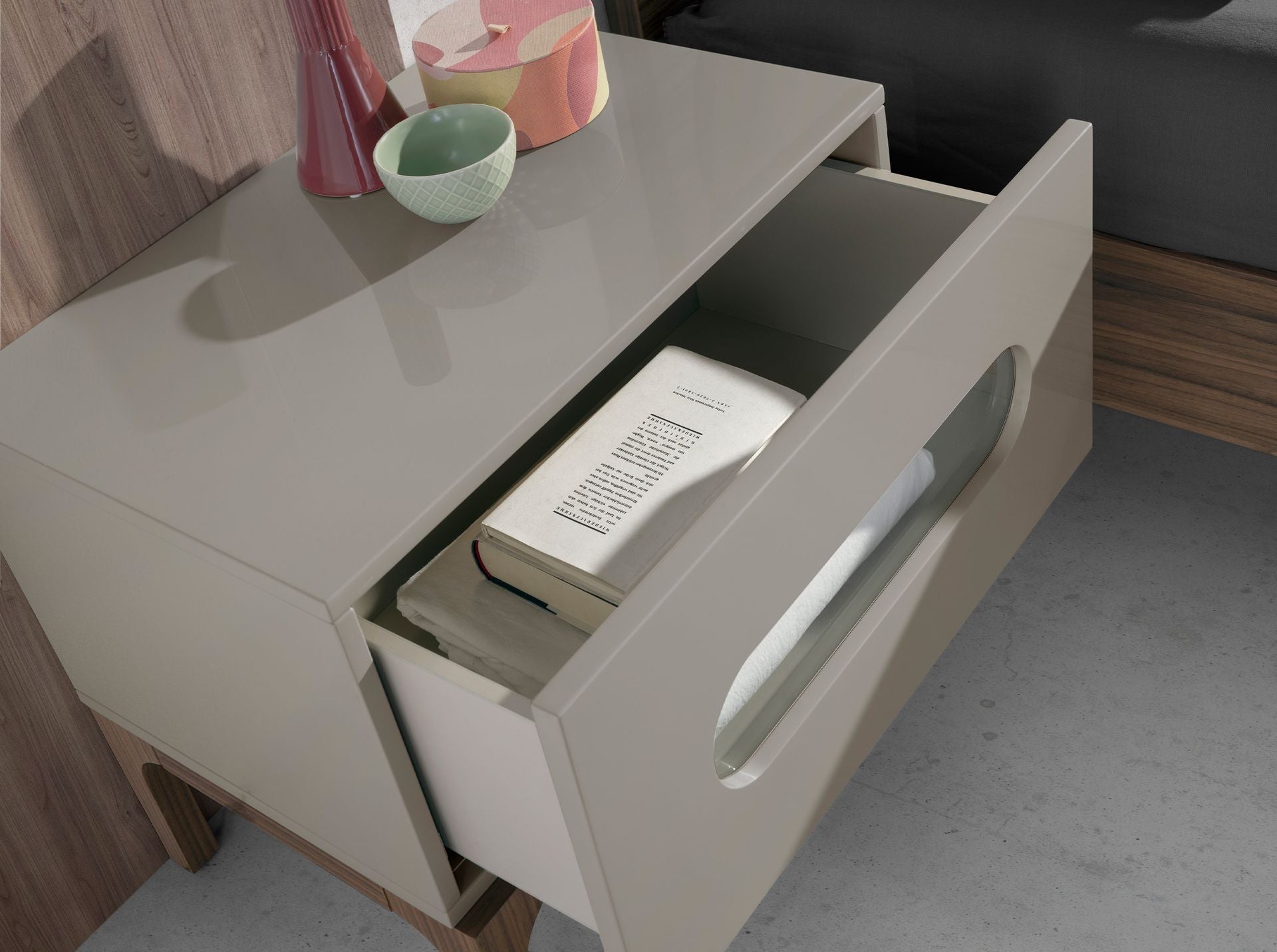 Comodino in legno grigio e noce con illuminazione interna