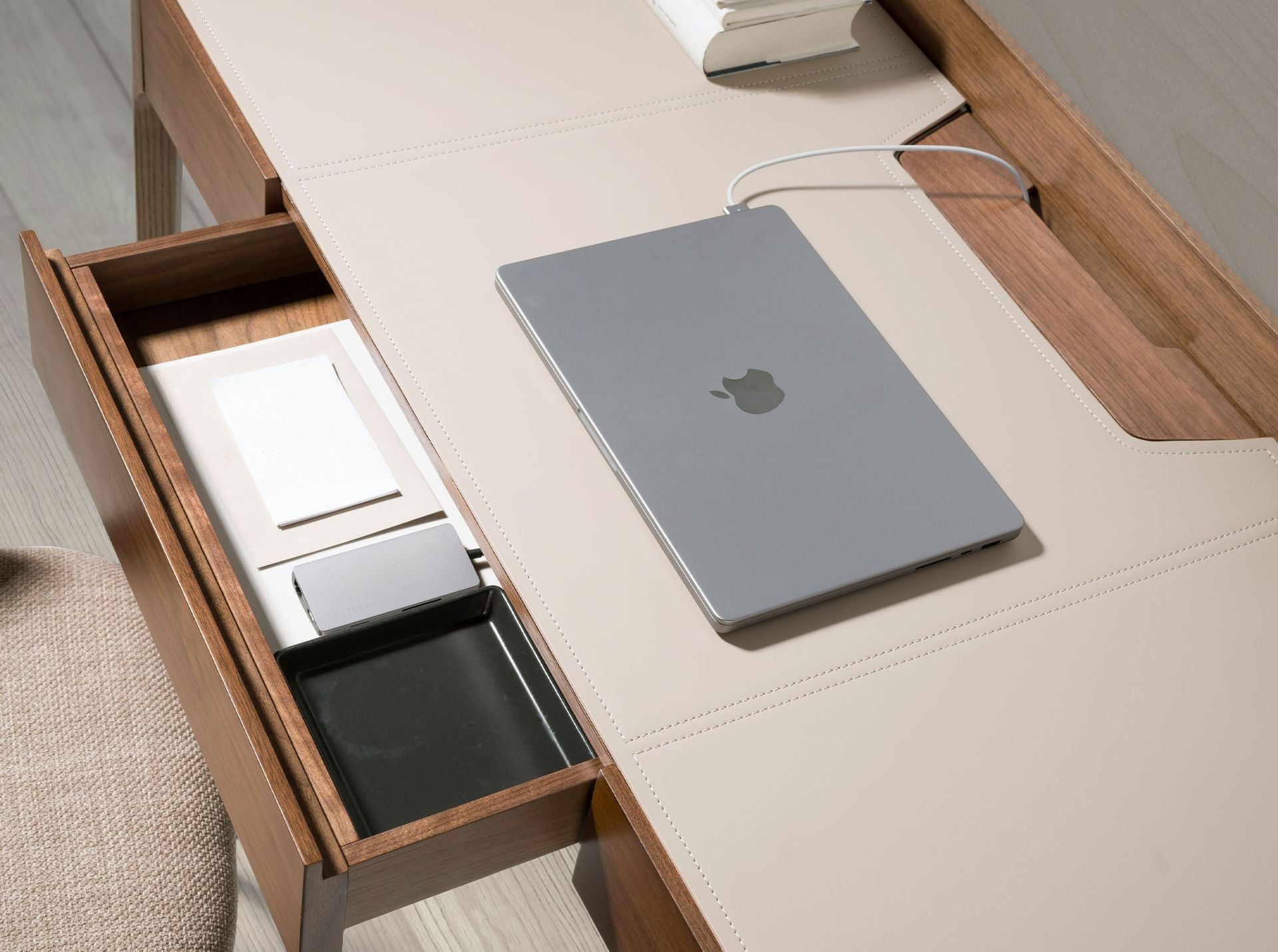 Scrivania con piano in similpelle e noce