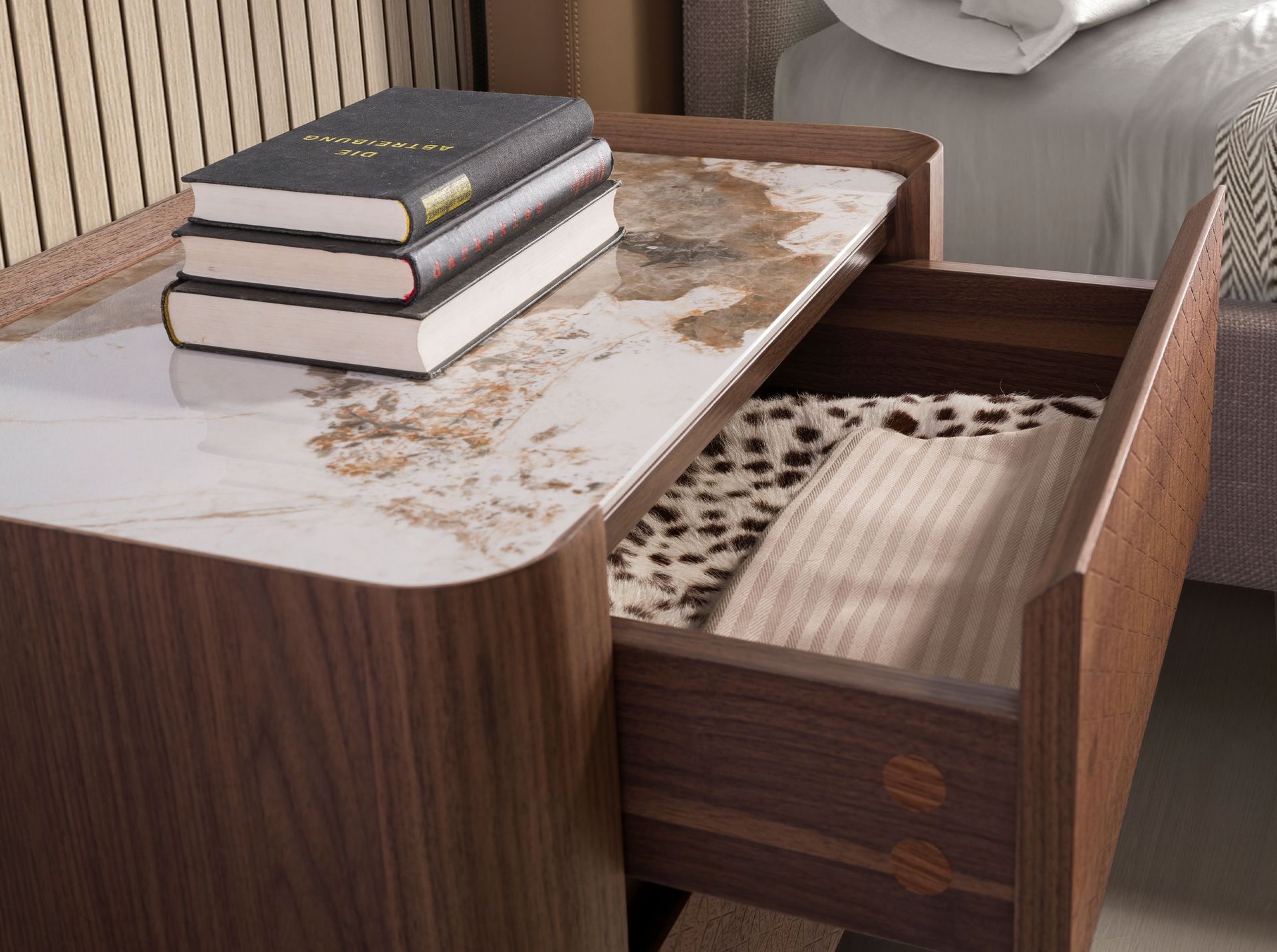 Comodino in noce e acciaio scuro metallizzato con piano in marmo porcellanato