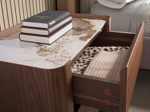 Comodino in noce e acciaio scuro metallizzato con piano in marmo porcellanato