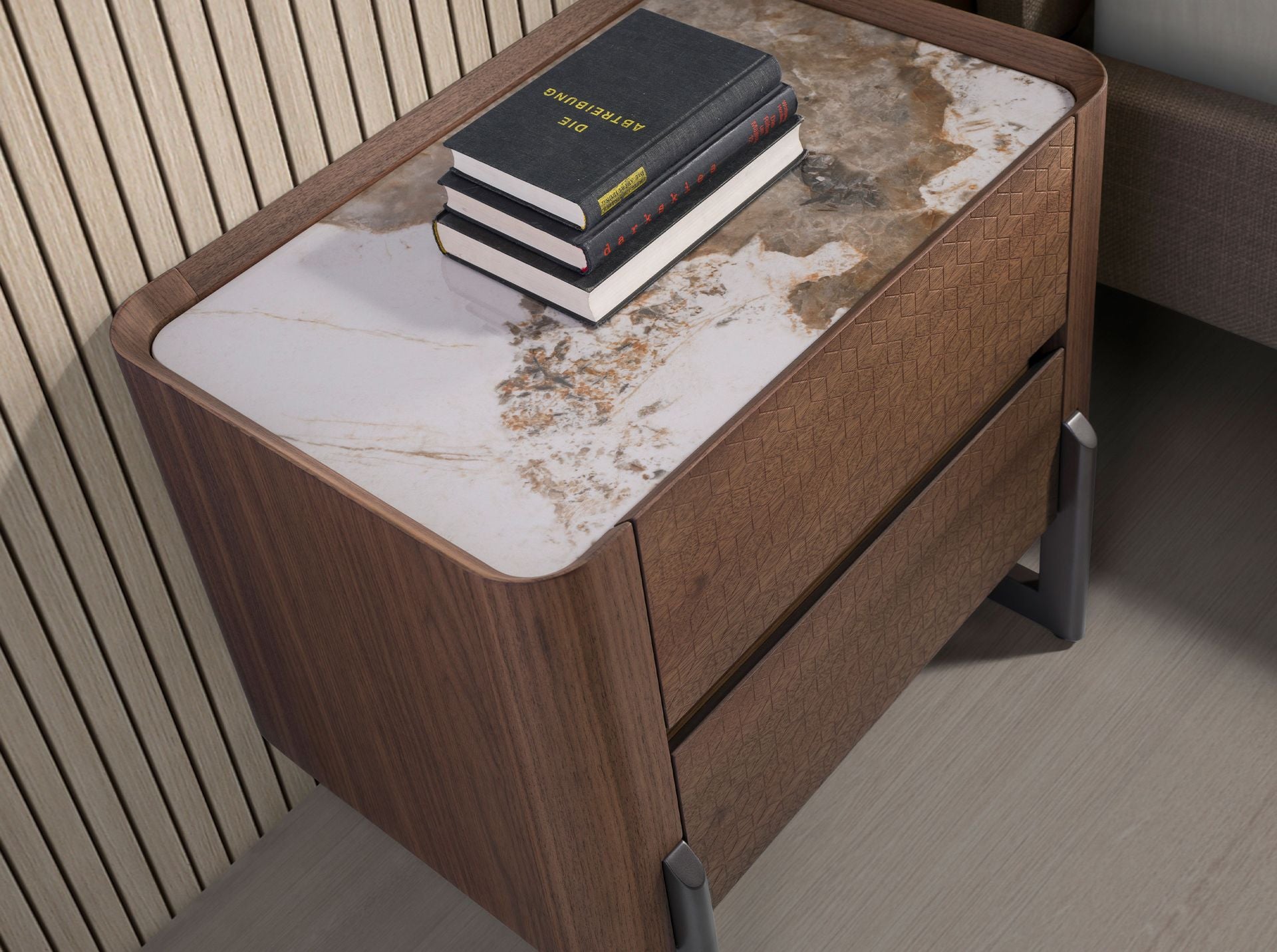 Comodino in noce e acciaio scuro metallizzato con piano in marmo porcellanato