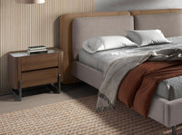 Comodino in noce e acciaio scuro metallizzato con piano in marmo porcellanato