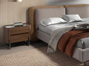 Comodino in noce e acciaio scuro metallizzato con piano in marmo porcellanato