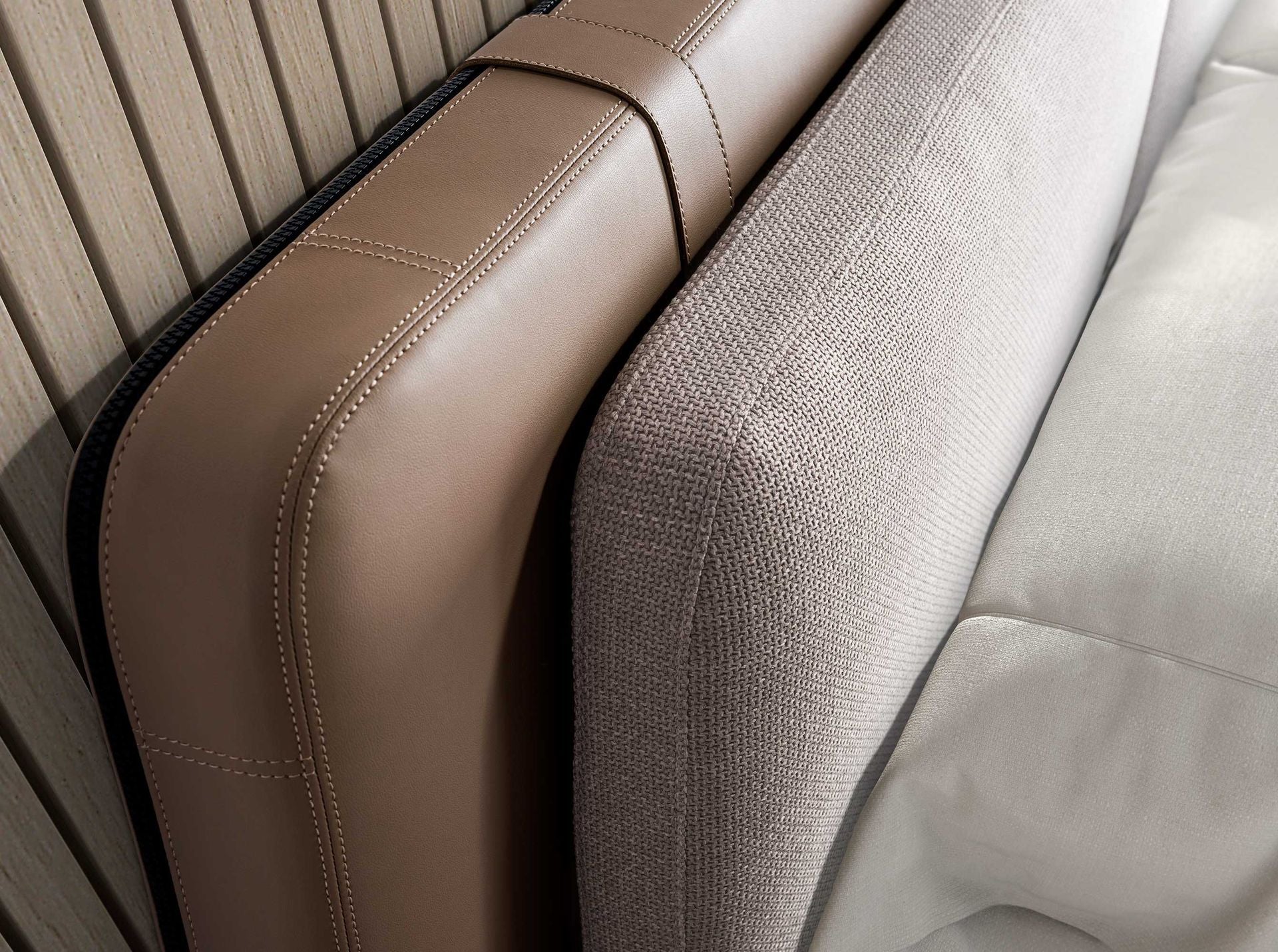 Letto in similpelle visone e tessuto grigio