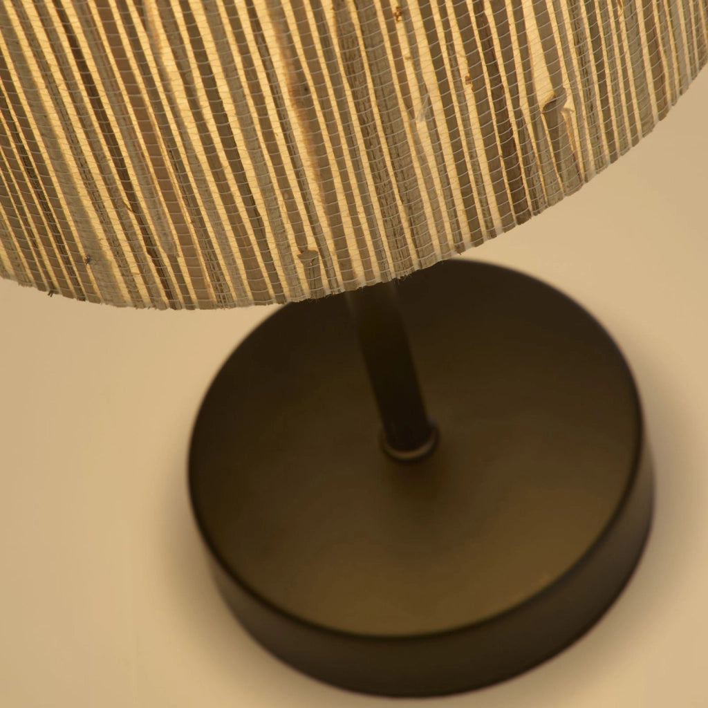 Lampada da tavolo Meadow 1Lt, paralume in erba naturale e metallo nero
