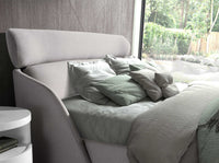 Letto in tessuto grigio chiaro