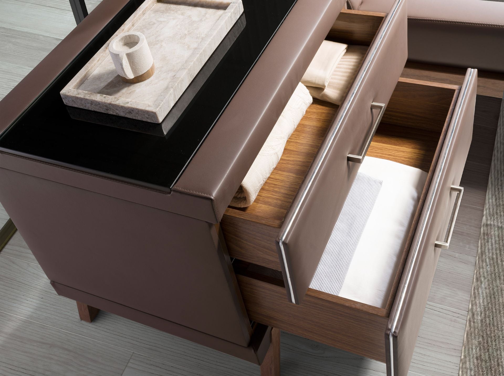 Comodino in similpelle, noce con piano in vetro nero