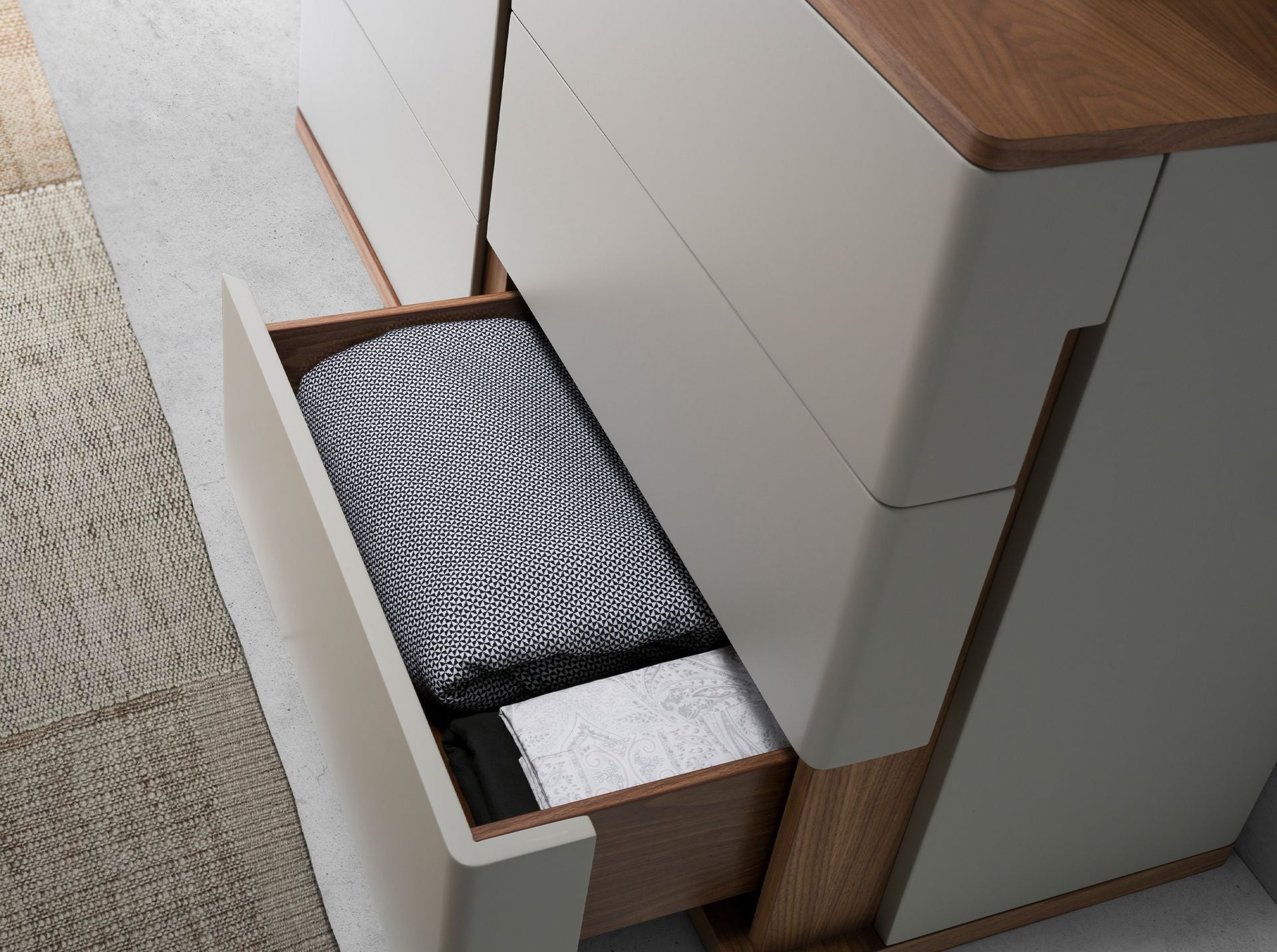 Cassettiera in legno grigio e noce