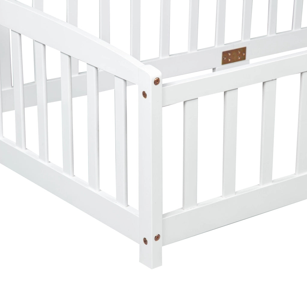 Letto a pavimento 90x200 cm con ingresso centrale; legno di pino e multistrato bianco