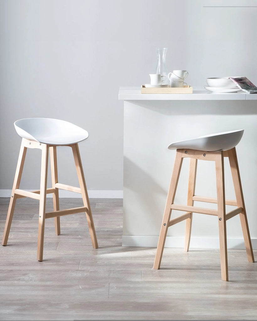 Set di 2 sgabelli da bar in legno chiaro e plastica bianca da 85 cm con sedile da bancone