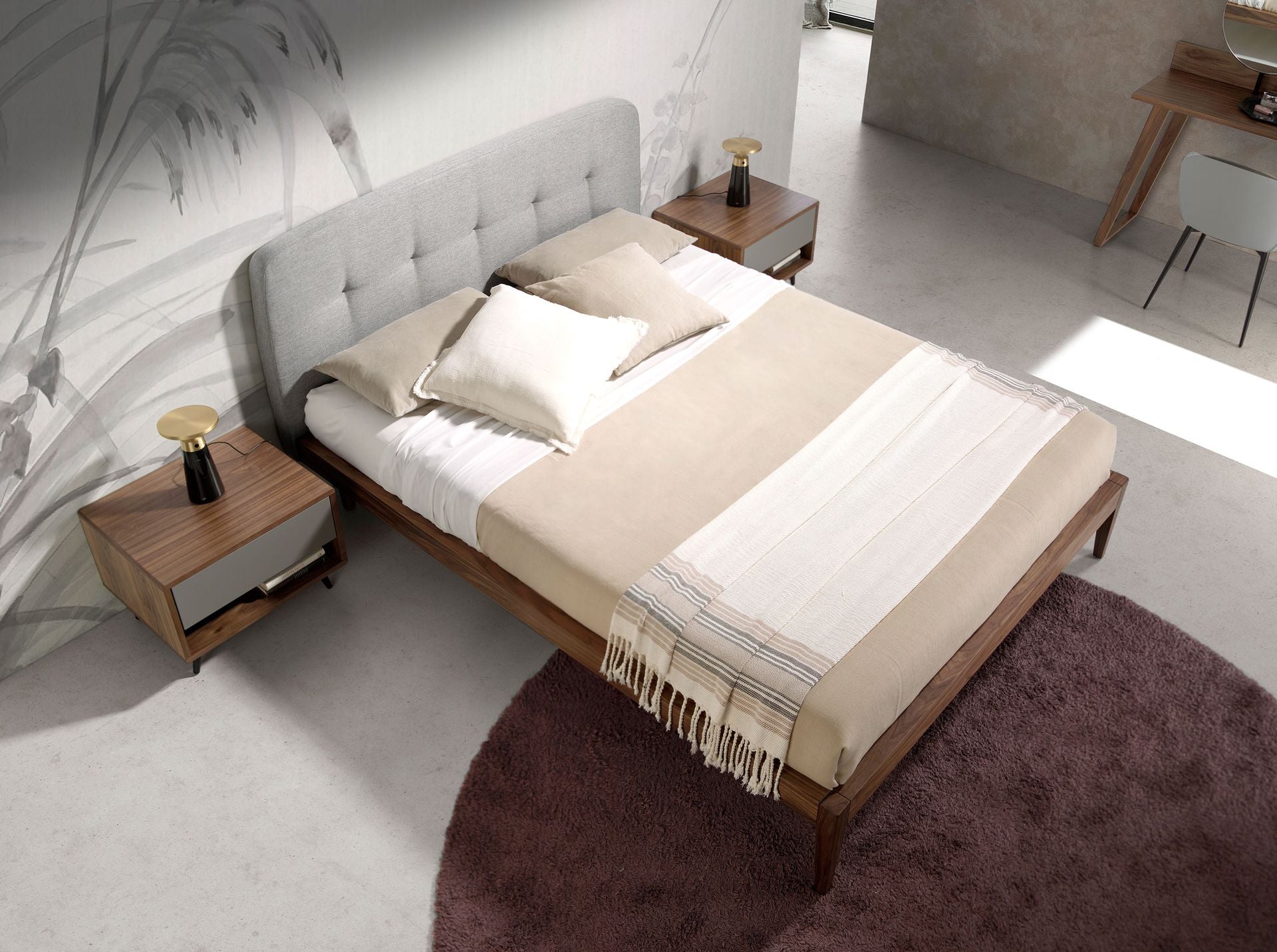 Letto in tessuto grigio trapuntato