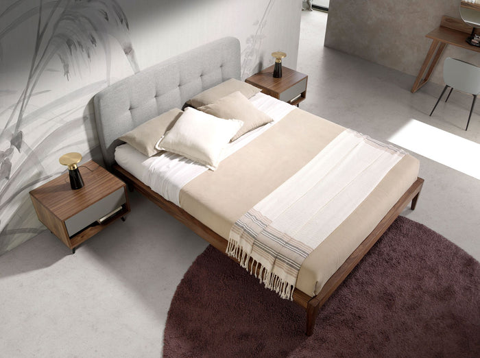 Letto in tessuto grigio trapuntato