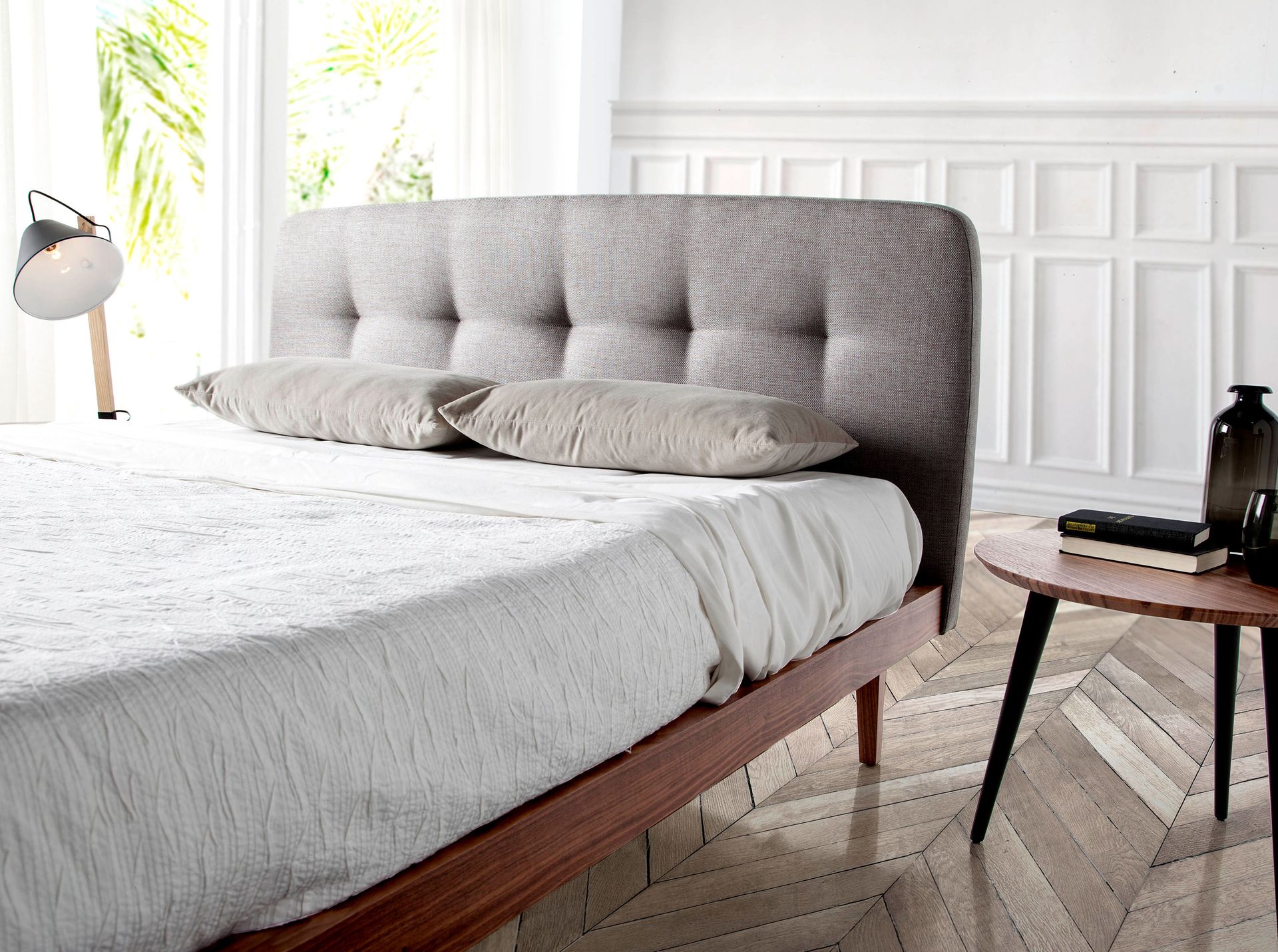 Letto in tessuto grigio trapuntato