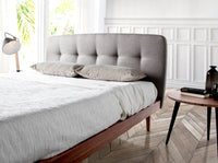 Letto in tessuto grigio trapuntato