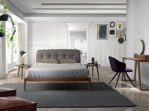 Letto in tessuto grigio trapuntato