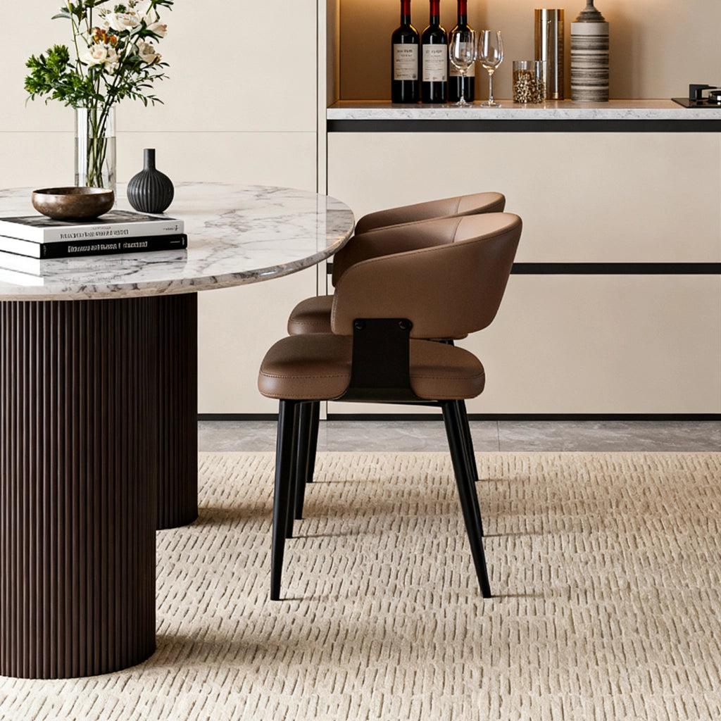 Sedia da pranzo ergonomica in PU marrone con schienale curvo e gambe in metallo