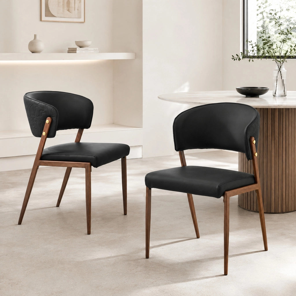 Sedia da pranzo moderna in ecopelle con schienale ergonomico e gambe in metallo nera