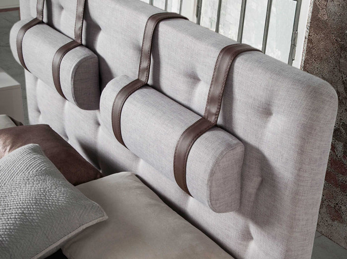 Letto grigio in tessuto trapuntato