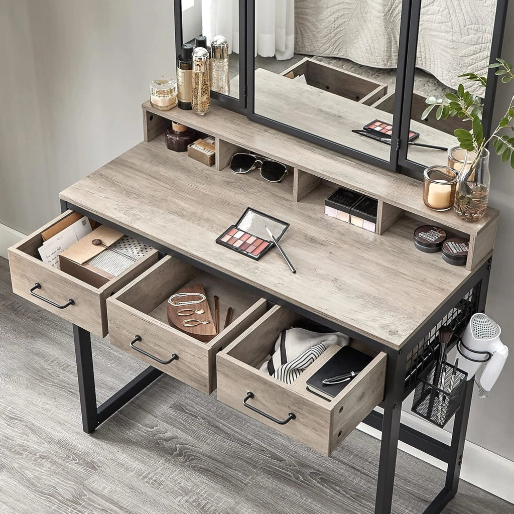 VASAGLE Tavolo da toilette con specchio pieghevole in 3 pezzi, supporto per asciugacapelli, tavolo cosmetico con sgabello imbottito, 3 cassetti, design industriale, Greige e nero RVT004B02