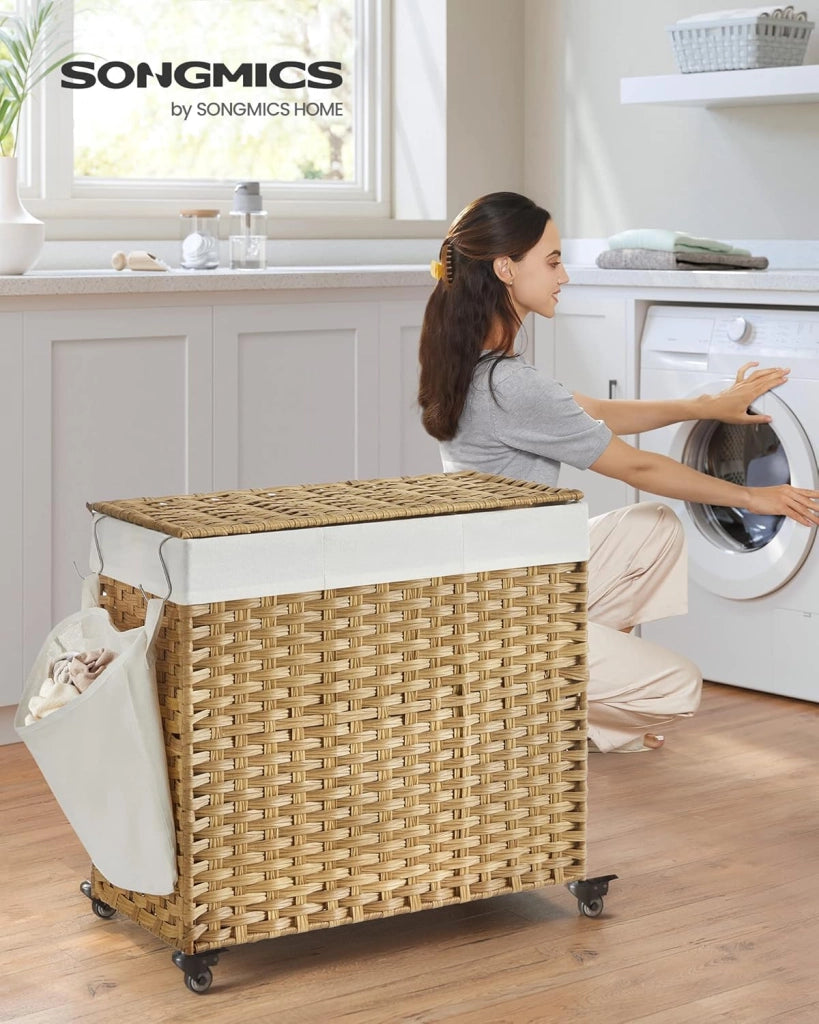 SONGMICS Cesto Portabiancheria con Coperchio, 140L, Cesta Biancheria in Rattan Sintetico con Ruote, 3 Scomparti, Sacco Rimovibile, Lavanderia Camera da Letto, 66 x 33 x 66 cm, Naturale LCB363N01