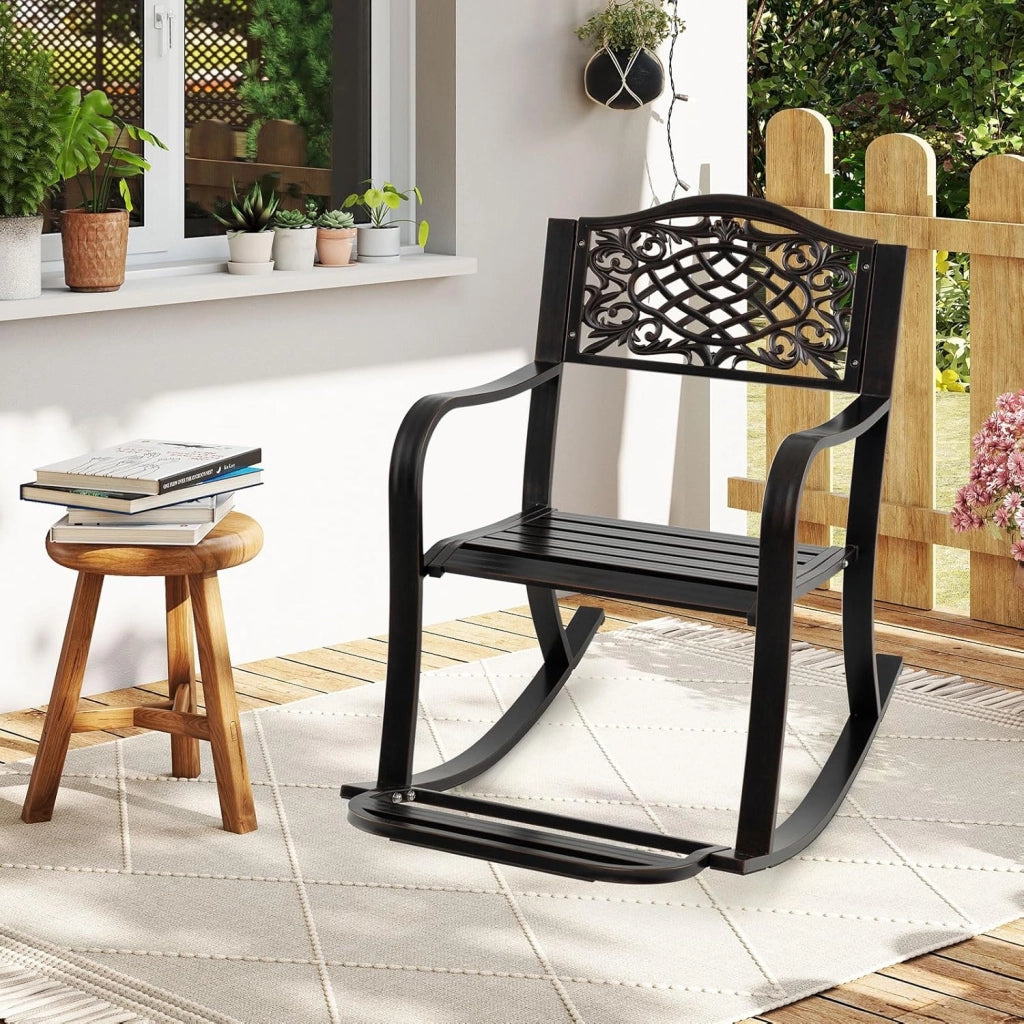 Sedia a Dondolo da Giardino Stile Rustico, Sedia da Esterno in Alluminio con Poggiapiedi, Schienale Decorativo e Braccioli, Dondolo per Giardino e Balcone, 102 x 62,5 x 89 cm, Marrone