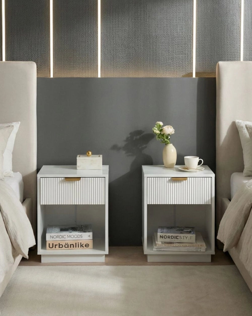 Set di 2 comodini in MDF bianco con 1 cassetto con frontale scanalato e 1 ripiano maniglia dorata design moderno per camera da letto