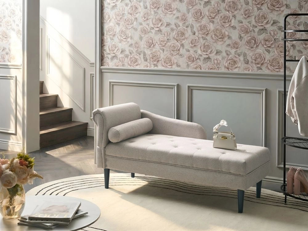 Chaise longue sinistra in tessuto beige imbottita con cuscino facile da pulire, gambe in legno, soggiorno moderno