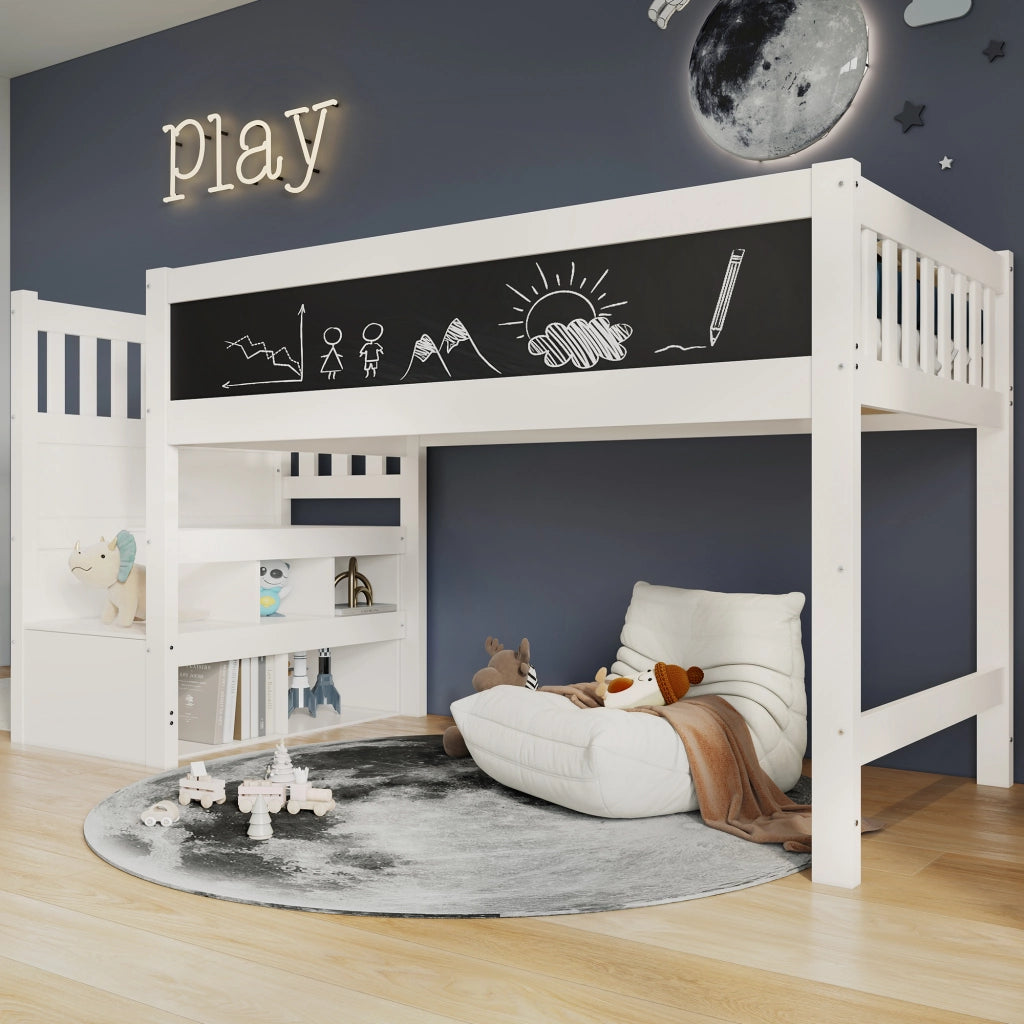 Letto a soppalco 90 × 200 cm con scala reversibile; ripiani e lavagna in legno e MDF bianco con barriera