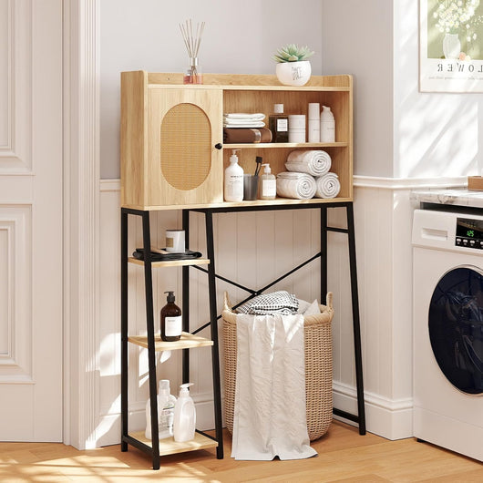 Scaffale Bagno 139cm sopra WC, Mobile Bagno Salvasapzio con Porta in Rattan PE, Ripiani di Stoccaggio Aperti e Supperto in Metallo, Organizzatore sopra Gabinetto, Nero e Marrone