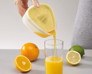 Joseph Joseph Duo Spremiagrumi Manuale con coperchio reversibile per una conservazione compatta, Spremi Limone, Agrumi, Arance, Giallo Chiaro