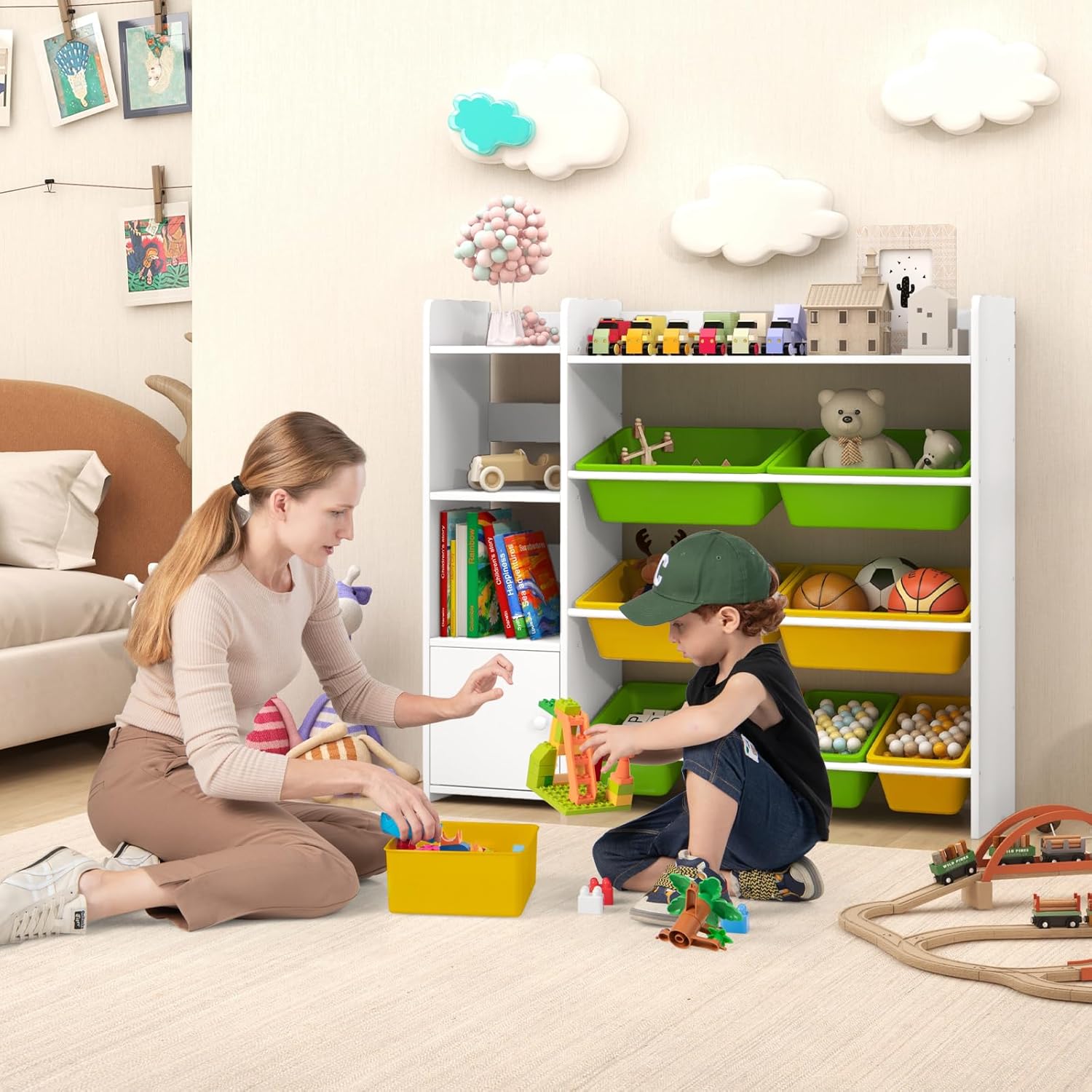 Mobile Porta Giochi per Bambini, Libreria e Scaffale per Giocattoli a 4 Livelli con 8 Contenitori 1 Anta, Libreria Multiuso per Bambini per Cameretta Soggiorno Asilo Nido