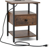 COSTWAY Comodino a 3 Piani con Stazione di Ricarica, Tavolino in Legno con Ripiani Aperti e Cassetto, Tavolino con Struttura in Metallo Robusto per Camera da Letto, Soggiorno e Studio, Naturale