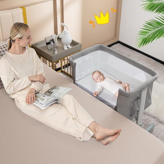 3 in 1 Lettino con Materasso Laterale Regolabile in 5 livelli, Culla per Neonato da Viaggio Mobile su Ruote con Tasca e Borsa per Trasporto (grigio chiaro)