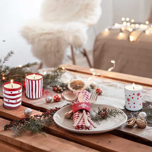 Set 4 Candele in Vasetto con Decorazioni Bianche e Rosse – Pois, Righe e Cuori – 5,5 x 5,5 x 6,5 cm