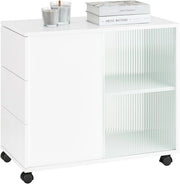 Mobiletto con Rotelle, Comodino con 3 Cassetti e 2 Ante a Vetro, Tavolino Moderno Multifunzione per Soggiorno, Camera da Letto, Bianco 70x35x61 cm FBT141-W