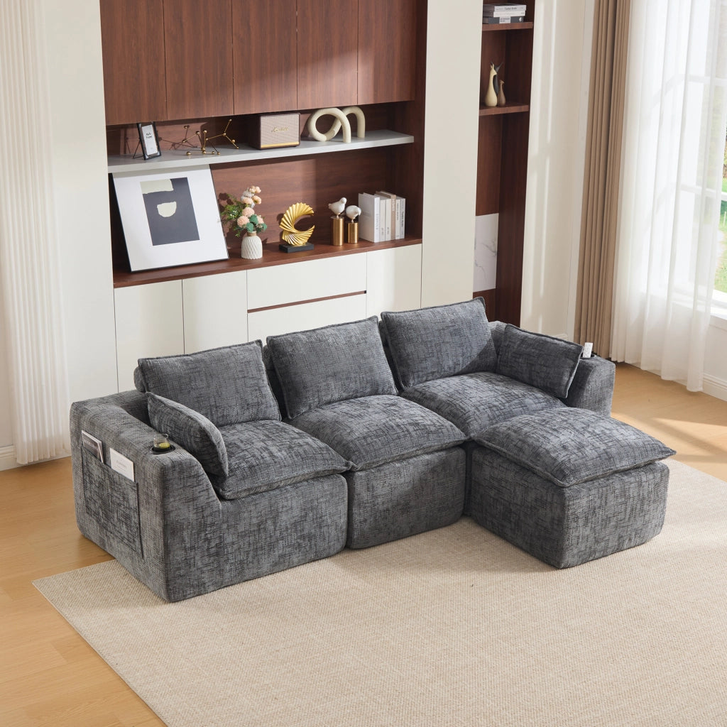 Divano modulare 3 posti in tessuto chenille grigio con pouf, cuscini, portabicchieri e tasche laterali