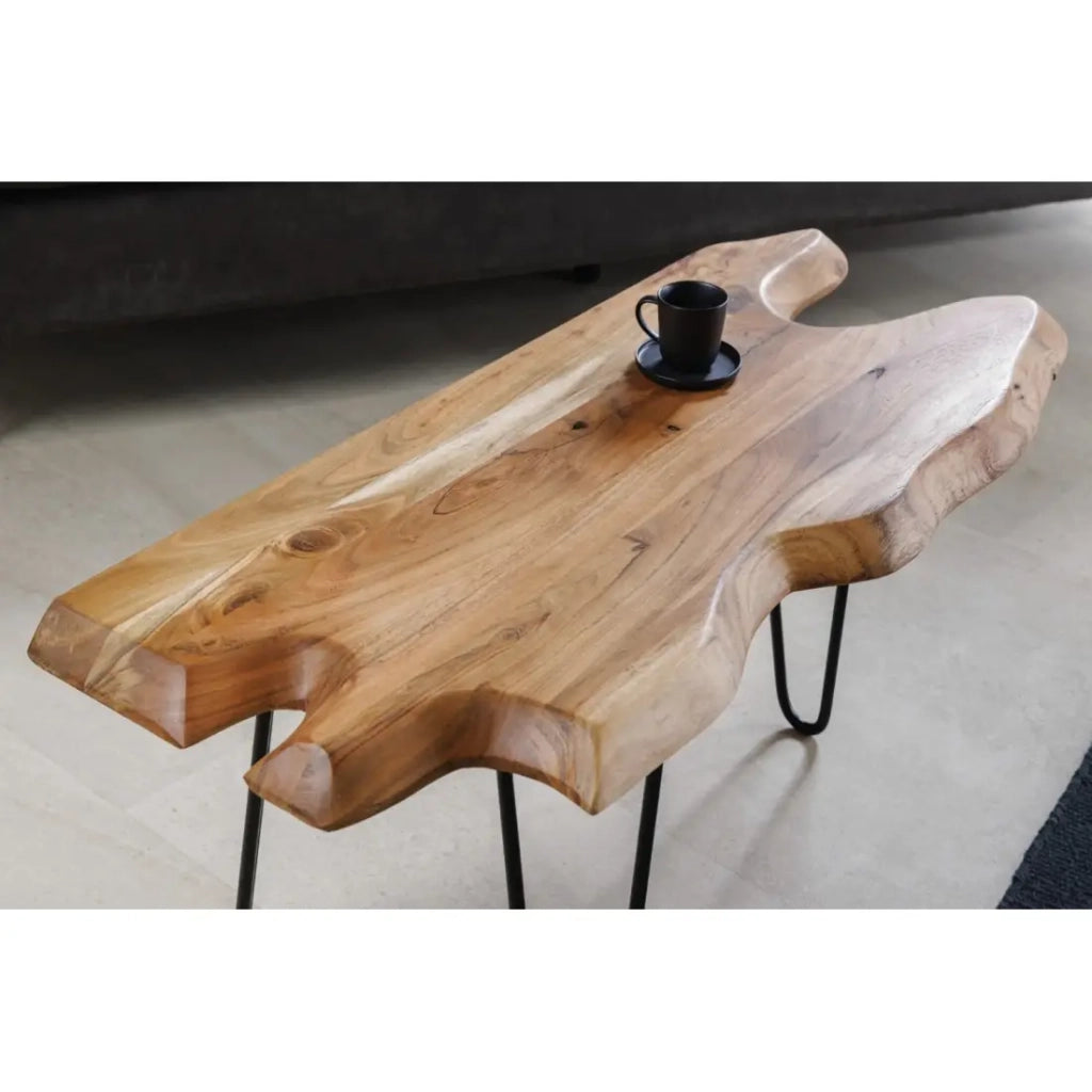 Table bassa RIVET in legno massiccio di acacia forma organica e metallo nero – tavolo design industriale naturale