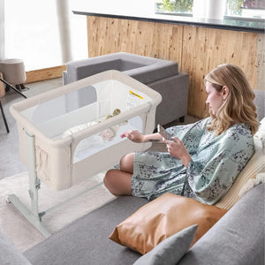 Culla Neonato Fianco Letto 3 in 1, Lettino Dondolo Neonati con Materasso, Culla da Campeggio con Ruote e Borsa, Regolabile In Altezza, Inclinazione di 10°, per Bambini 0-6 Mesi (Beige)