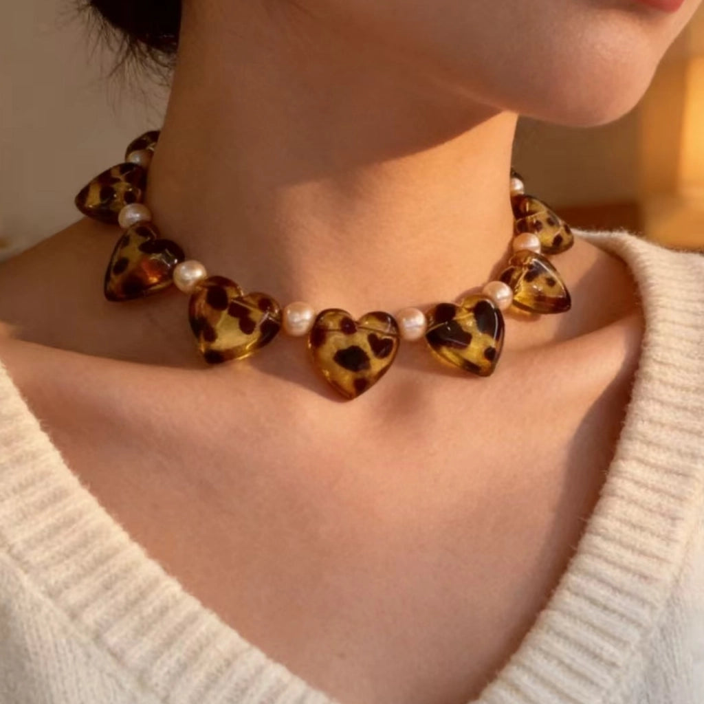 Collana con perle a forma di cuore grande e stampa leopardata, una lussuosa collana a forma di cuore