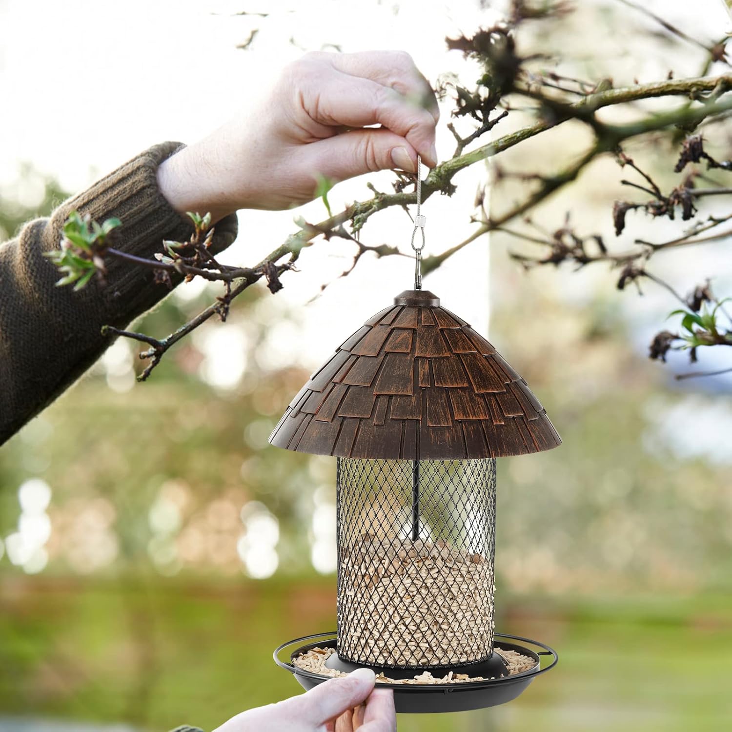 Mangiatoia per Uccelli da Esterno, Mangiatoia Appendibile in Metallo Anti-Scoiattolo con Posatoio, Fori di Drenaggio e Gancio, Mangiatoia per Uccelli Selvatici da Balcone e Giardino