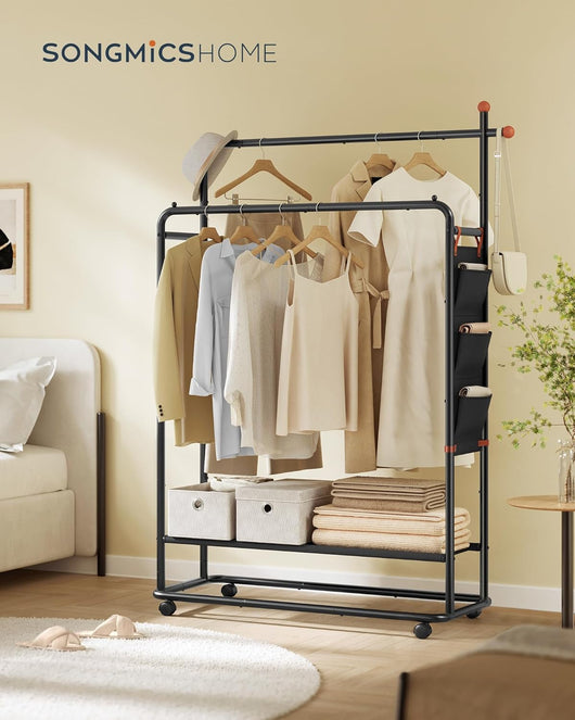 Stand Appendiabiti, Attaccapanni in Metallo con Ruote, 2 Barre Appendiabiti, Tasche Laterali, Ripiano, Ganci a Forma di Fiammifero, Nero Inchiostro HSR171B01