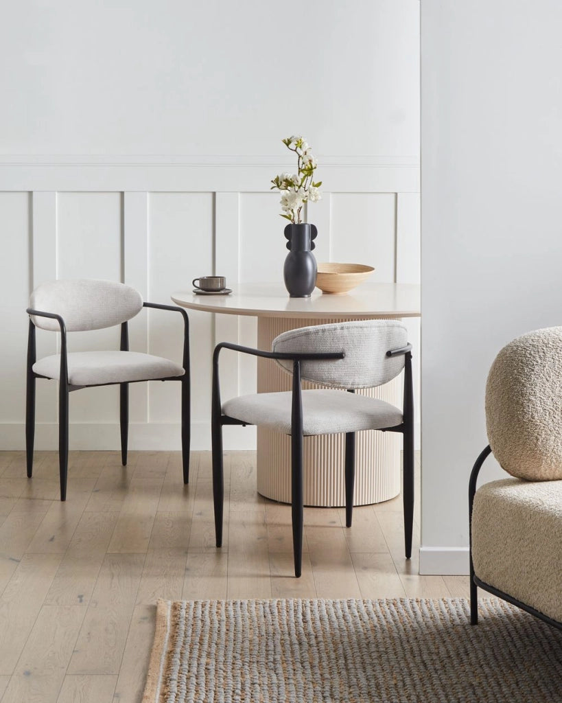 Set di 2 sedie da pranzo con rivestimento in poliestere bianco sporco e struttura in metallo in stile moderno del medio secolo