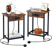 Set di 2 Comodini con Stazione di Ricarica, 2 Tavolini Laterali per Letto e Divano con Ripiano Aperto, Tavolino da Estremità a 2 Livelli con Telaio in Metallo e Porte USB e Prese