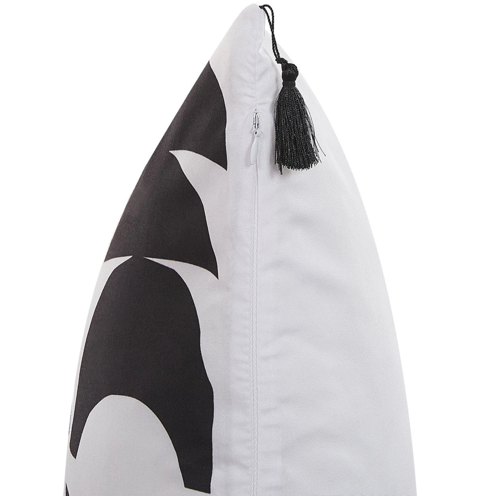 Set di 2 cuscini motivo geometrico nappe 45 x 45 cm bianco e nero