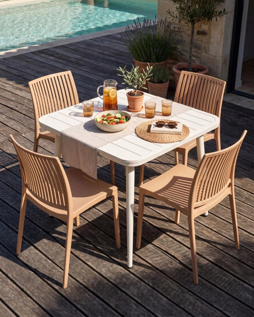 Set di 4 sedie da giardino in plastica sintetica, sedute da esterno impilabili color beige sabbia